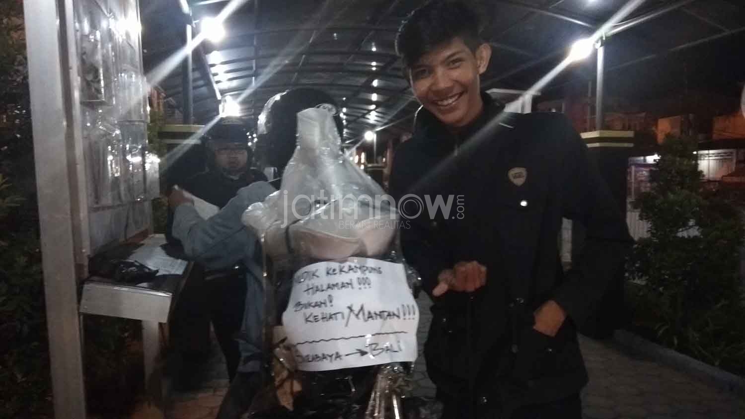 Bastian Dio menunjukkan tulisan unik di sepeda motor Wayan Eka/ Foto: Hafiluddin Ahmad

