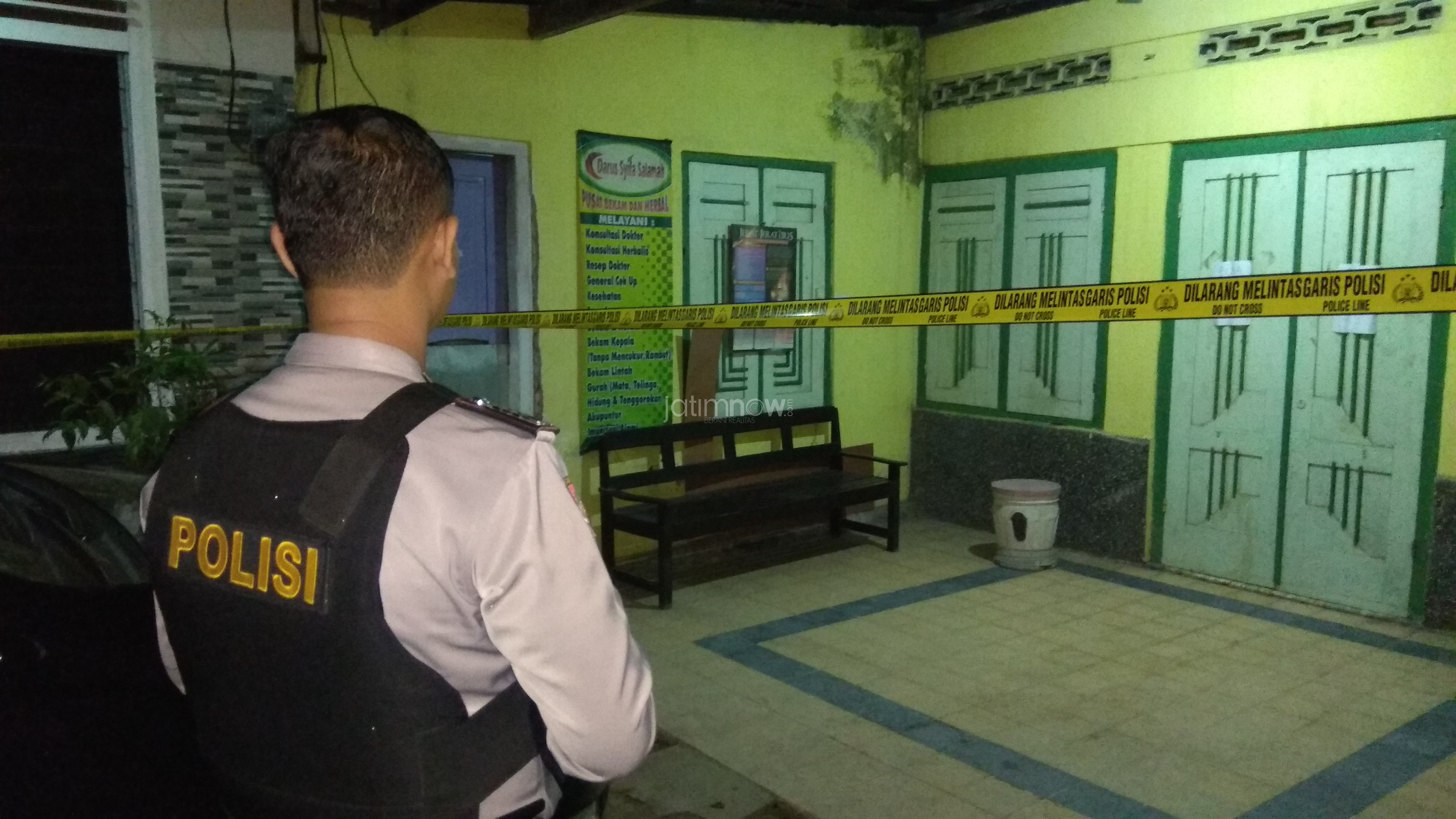 Suasana rumah yang digerebek Densus 88 di Blitar./Foto: CF Glorian.