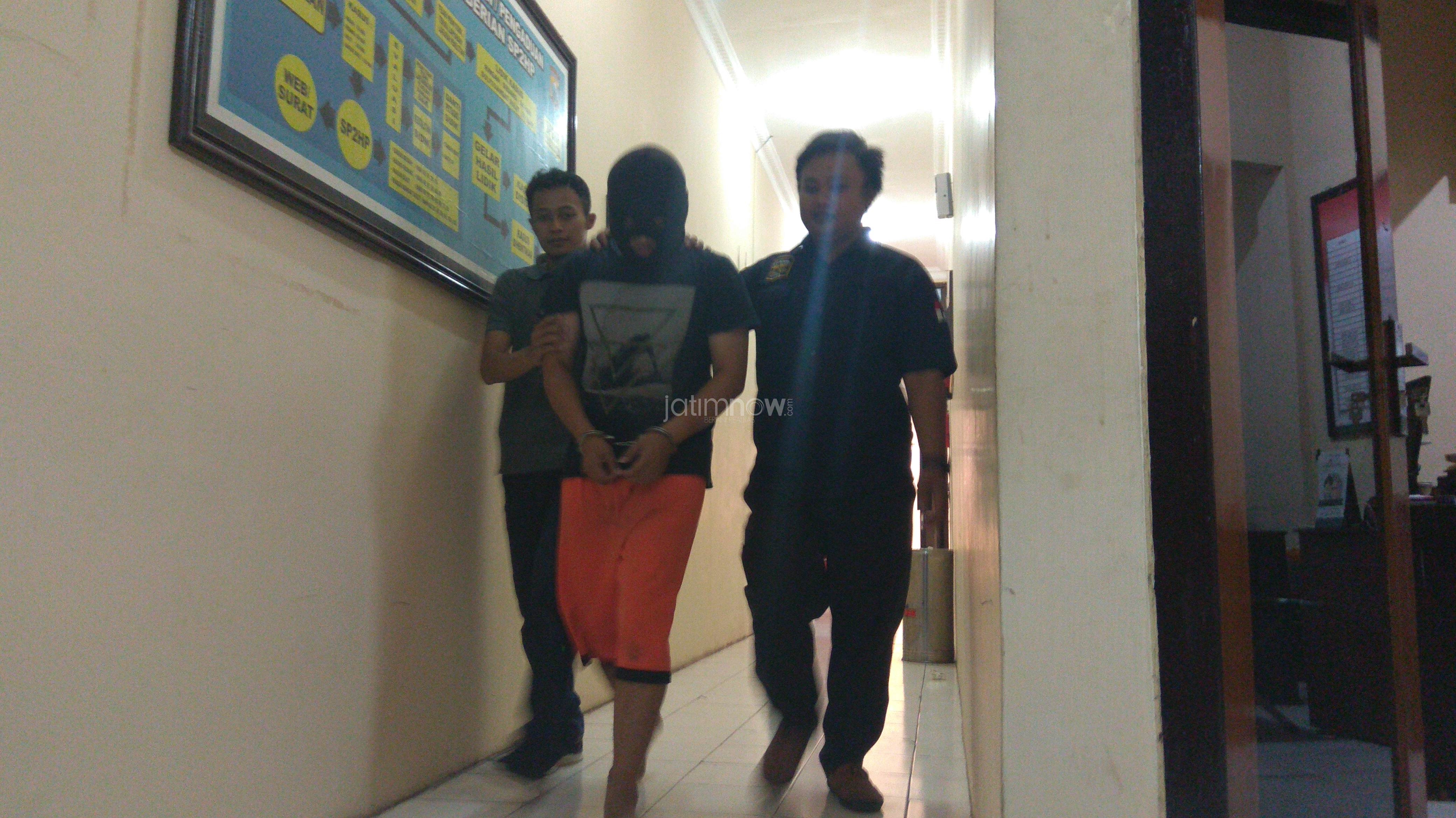 Tersangka saat dikeler petugas./Foto: CF Glorian.