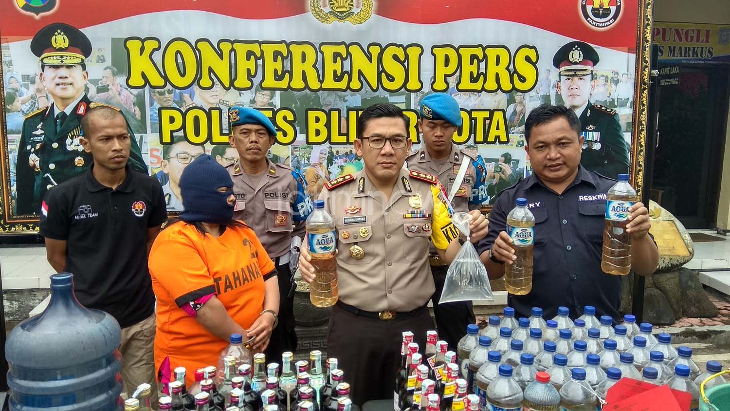 Petugas menunjukkan barang bukti dan tersangka./Foto: CF Glorian.