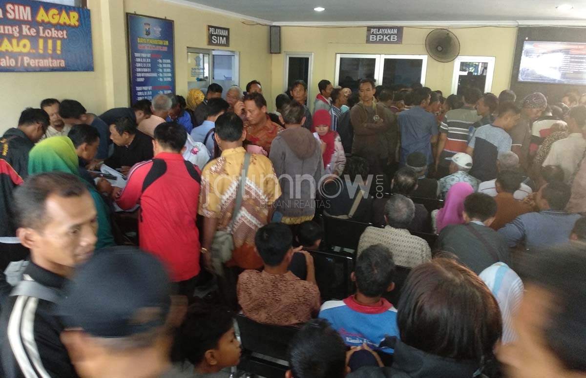 Antrean pemohon SIM.