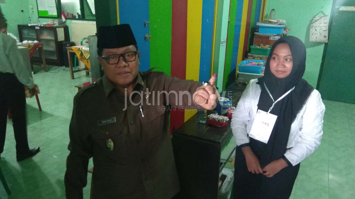  Wakil Wali Kota Blitar Santoso menunjukkan jarinya.