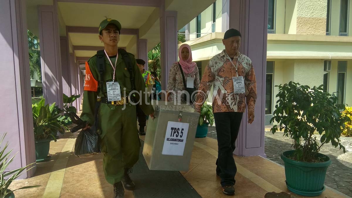 Petugas membawa kotak suara.