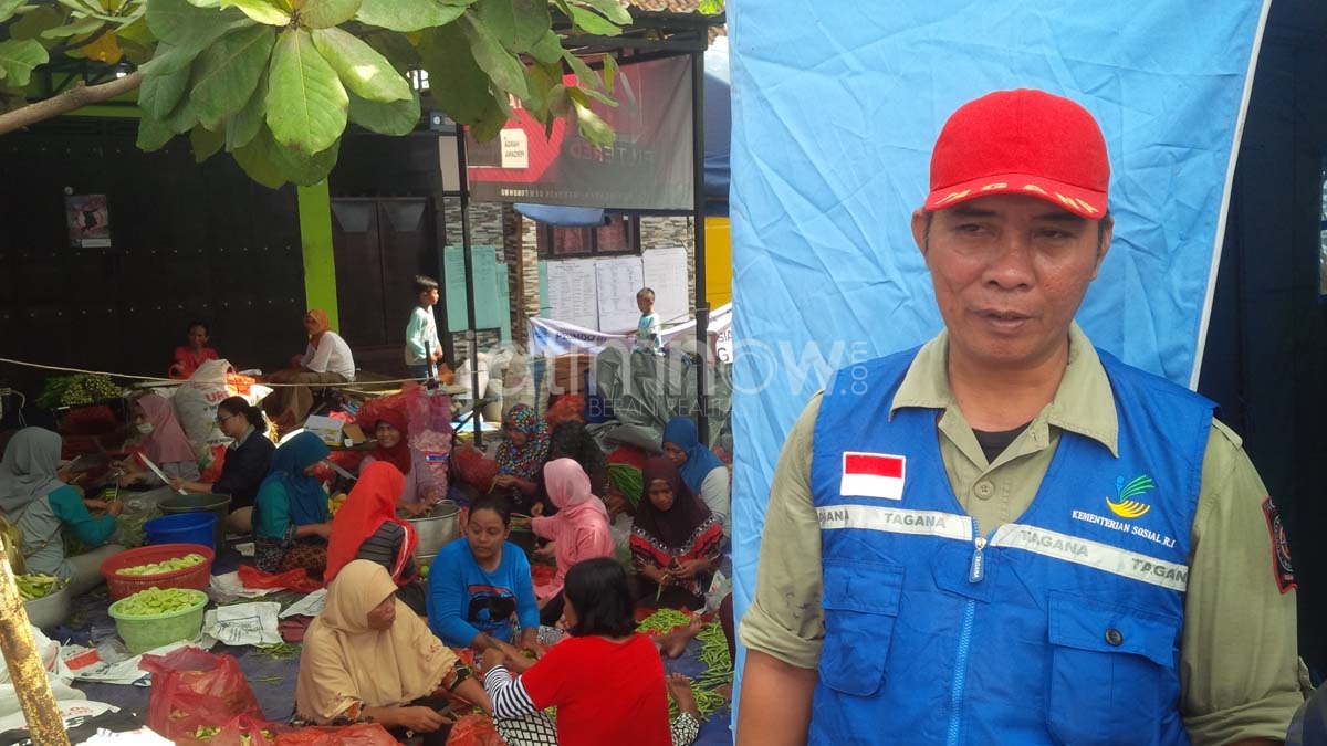 Koordinator Dapur Umum Tagana Dinsos Banyuwangi Darsono.