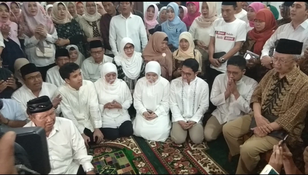 Khofifah bersama para pendukungnya.