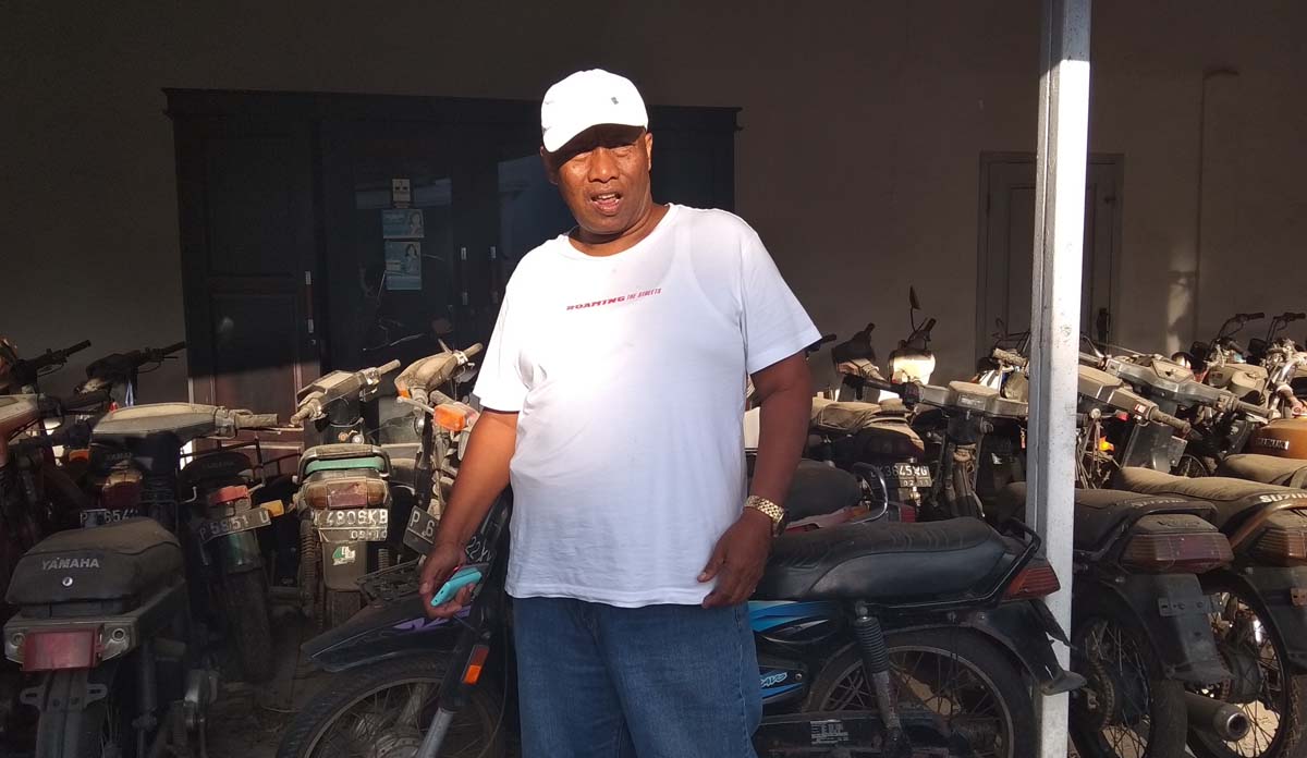 Wahyu bersama motor koleksinya.