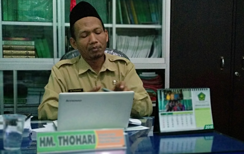 Kasi Penyelenggara dan Umrah (PHU) Kemenag Ponorogo Mohamad Thohari di kantornya/Foto: Mita Kusuma