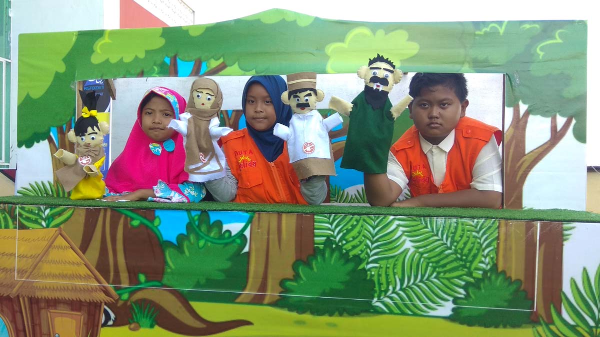 Para siswa SD saat memainkan Nelida.