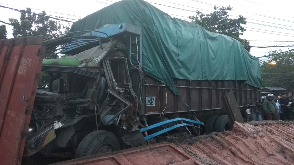 Kepala Truk terlihat ringsek.