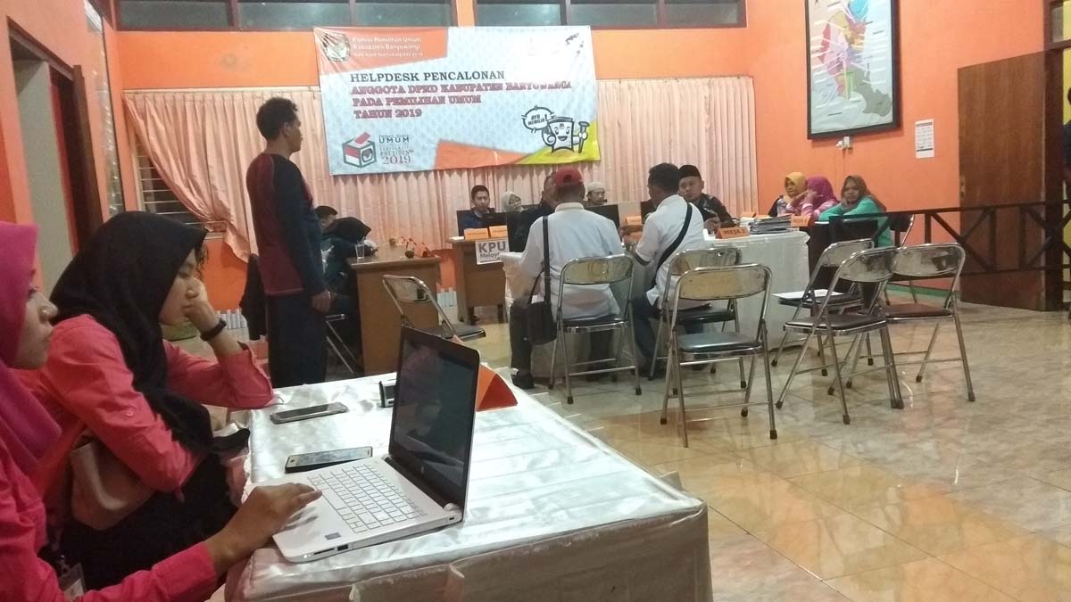 Proses verifikasi di KPU Banyuwangi.