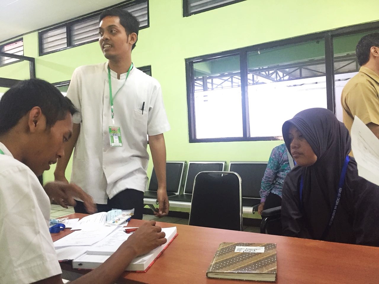 Petugas haji saat melakukan pemeriksaan dokumen.