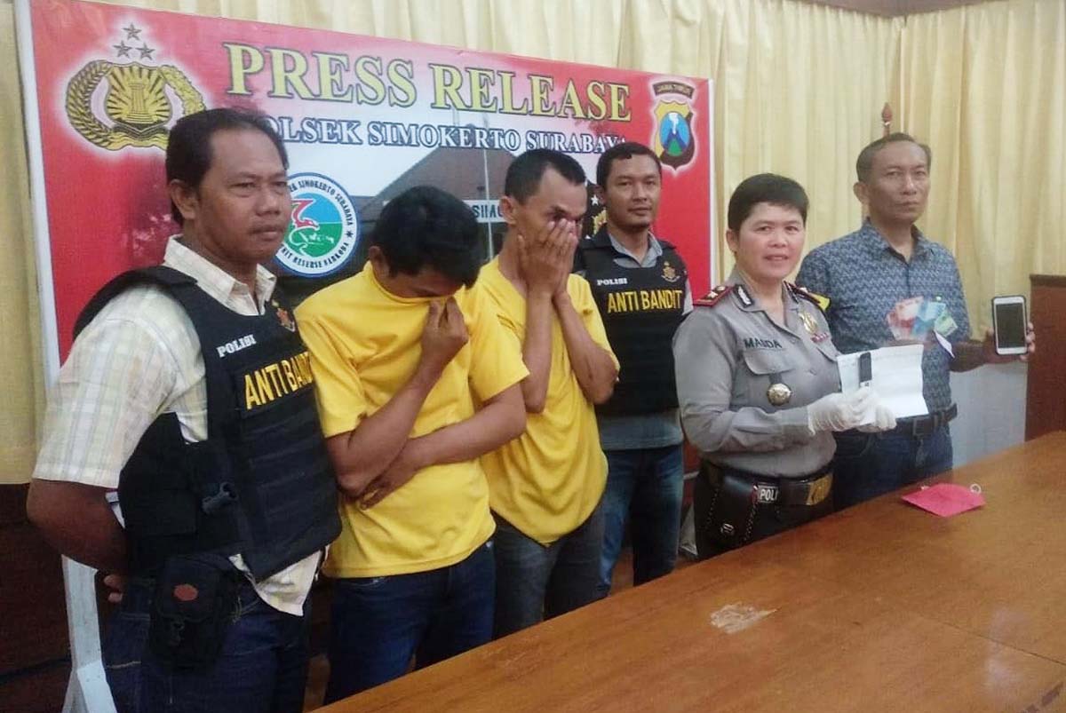 Petugas menunjukkan tersangka dan barang bukti.