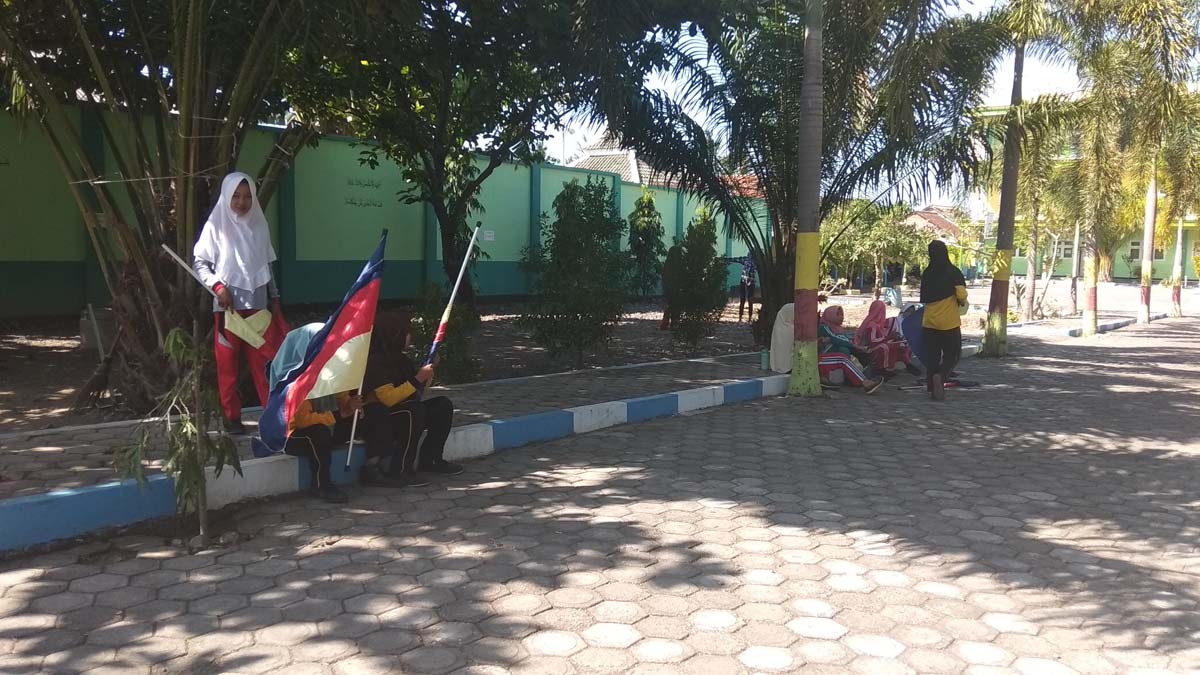 Para siswa di MTs Unggulan Al Ishlah sesaat sebelum latihan drumband