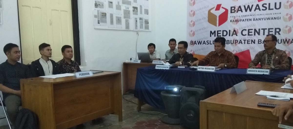 Mediasi sengketa proses pemilu oleh Bawaslu yang dihadiri DPD PSI dan KPU Banyuwangi