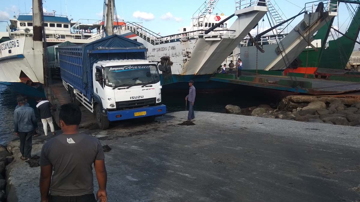 Suasana penyeberangan di dermaga pelabuhan Ketapang Banyuwangi
