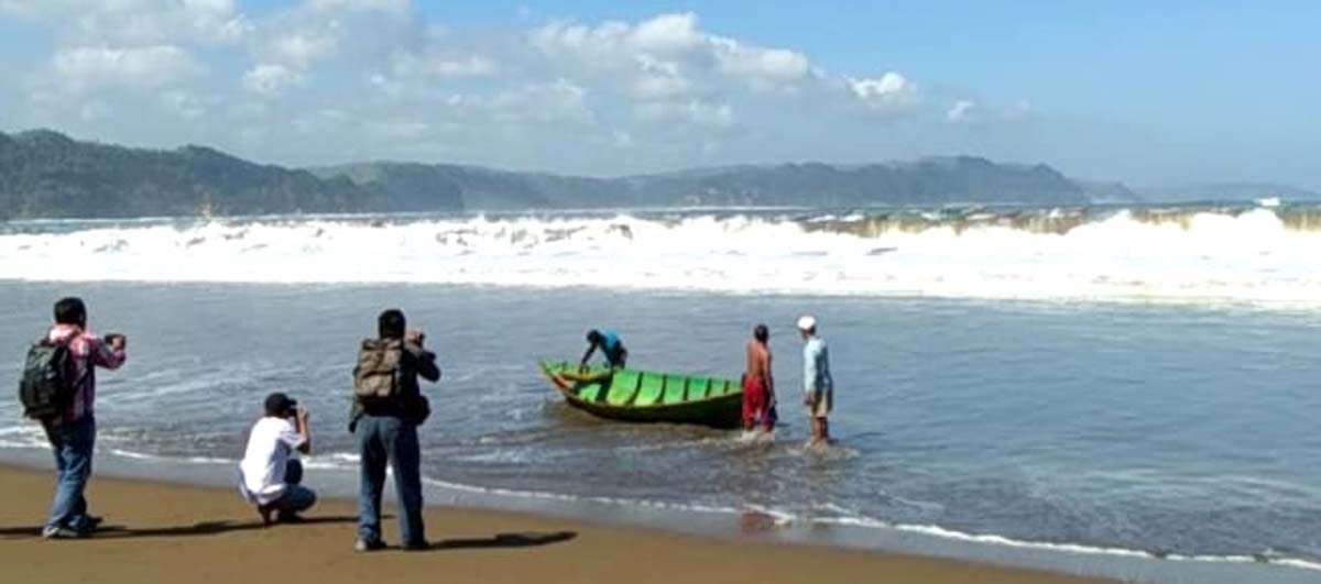 Nelayan mengevakuasi kapal yang terhempas