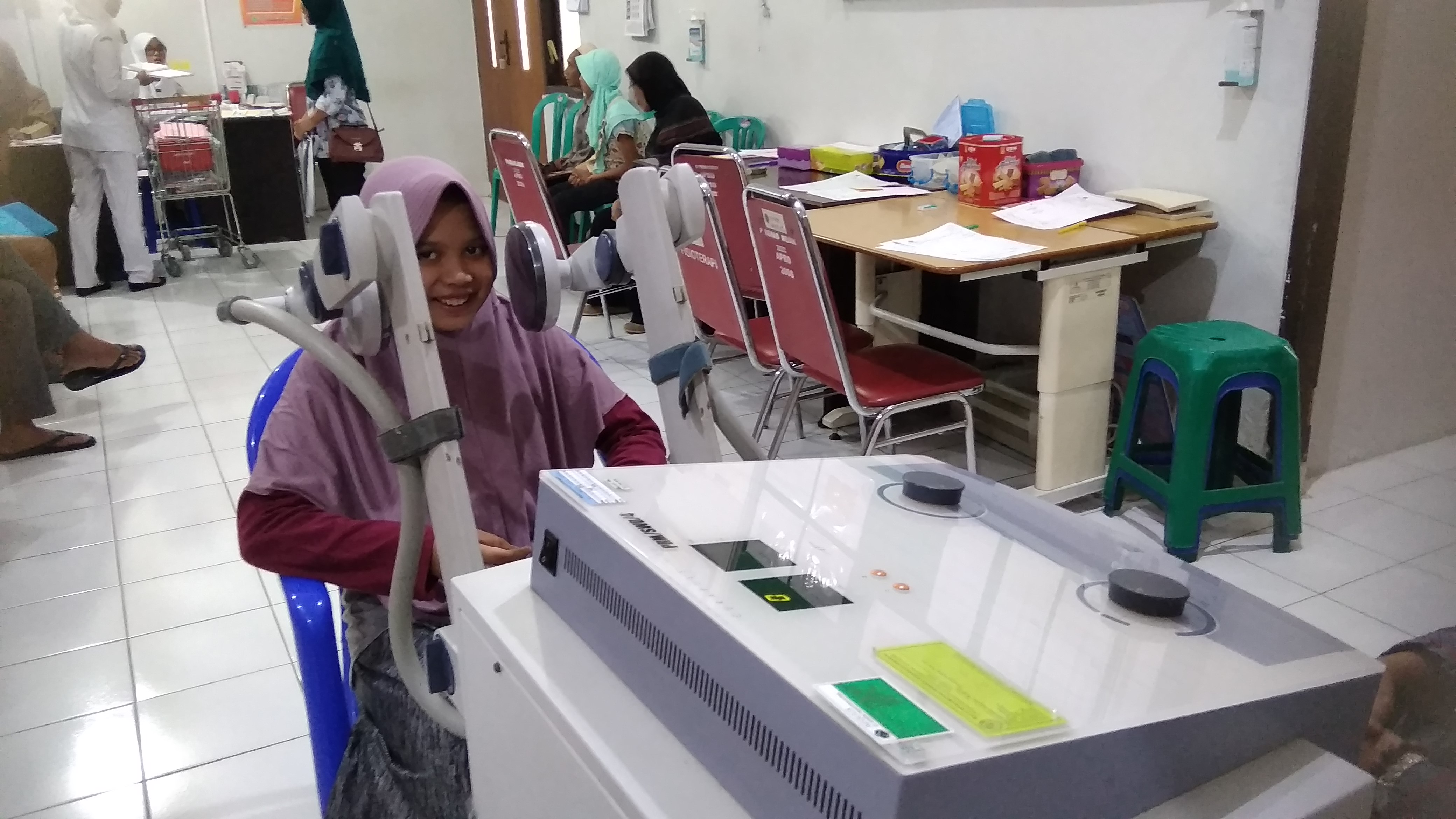 Pasien mendapatkan terapi di instalasi rehabilitasi medik RSUD Dr Iskak Tulungagung