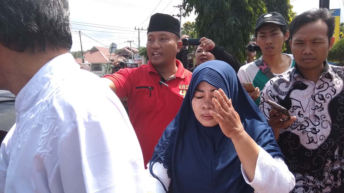 Bu Lurah Sri Wilujeng usai keluar dari Mapolres Banyuwangi