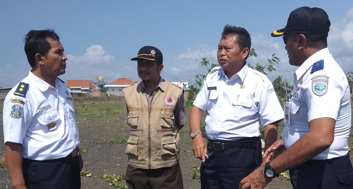 Kepala BMKG Banyuwangi, Supriyono bersama tim