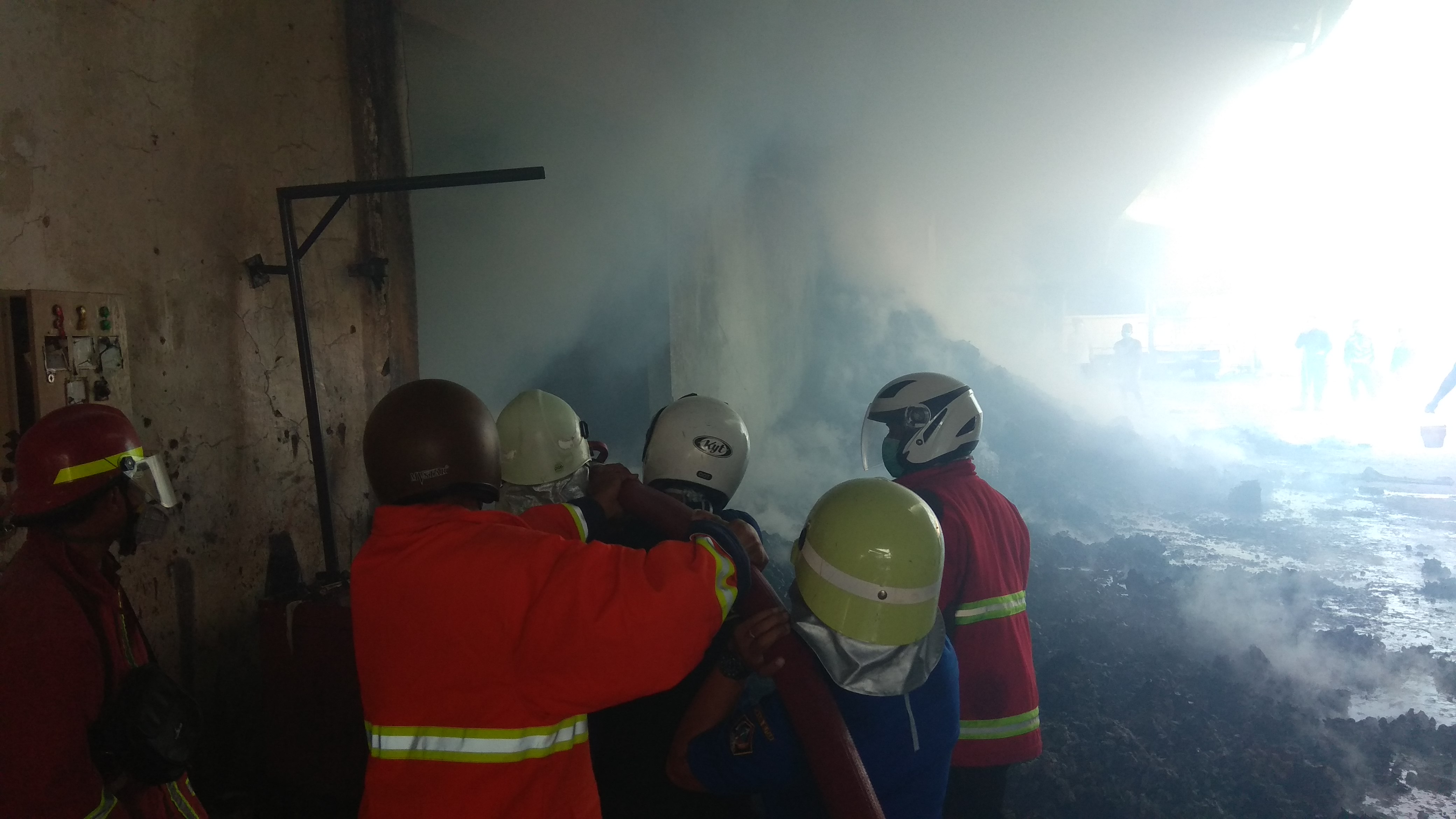 Petugas PMK berupaya memadamkan api