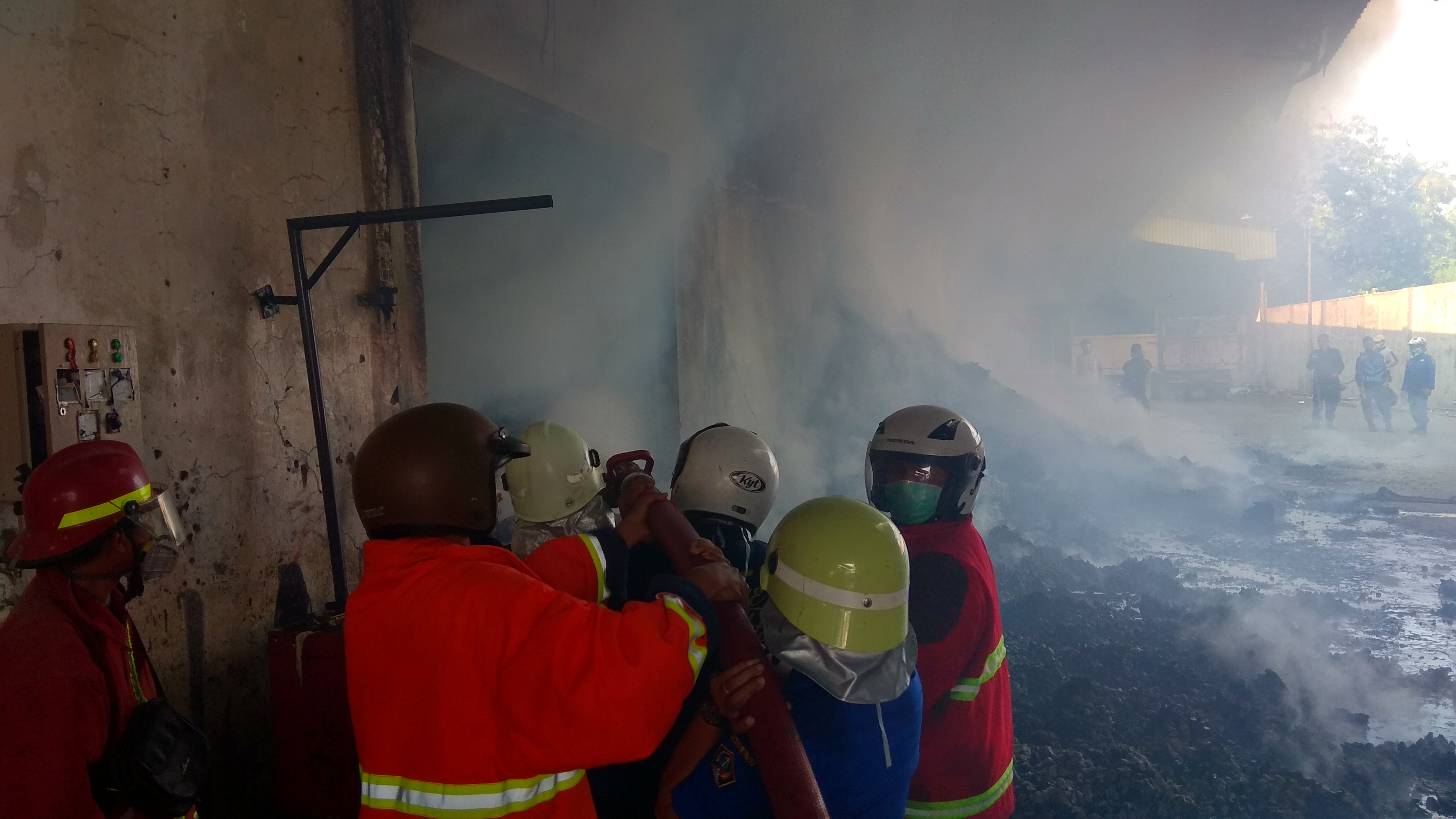 Petugas melakukan pemadaman