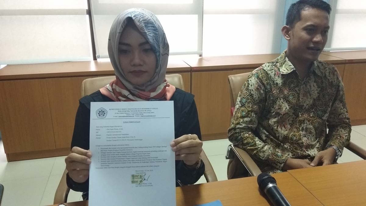 Humas Poliwangi, Naris Wari menunjukkan surat pernyataan Eka Puput Warsa

