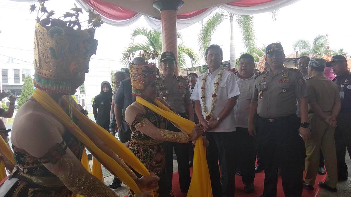 Menpan-RB, Asman Abnur tiba di Mapolres Banyuwangi disambut oleh penari Gandrung