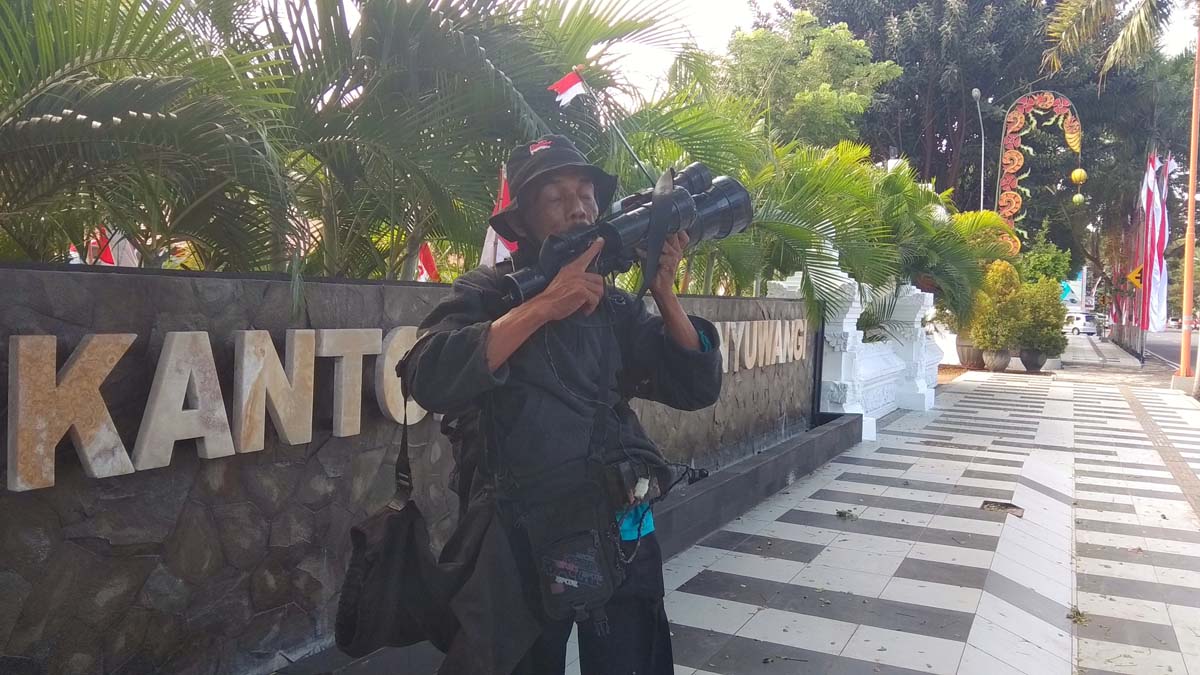 Mujiono di depan kantor Bupati Banyuwangi