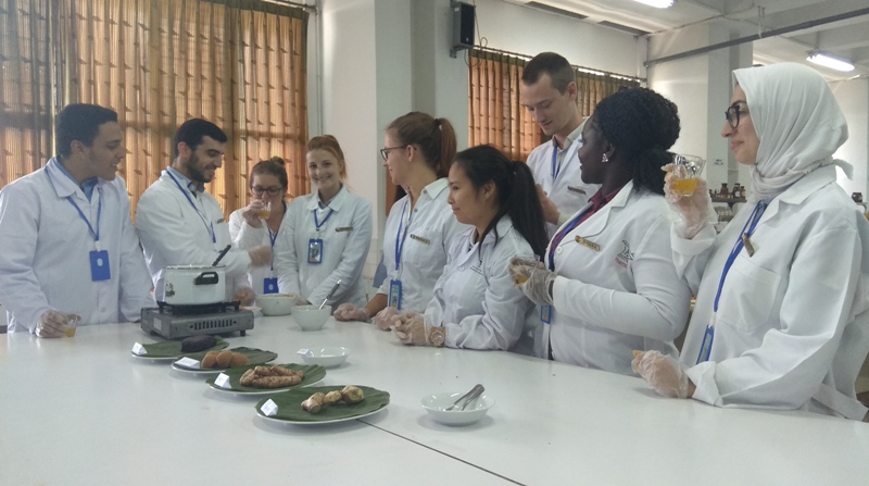 Sembilan Mahasiswa Asing Belajar Membuat Jamu Kunyit Asam di Ubaya