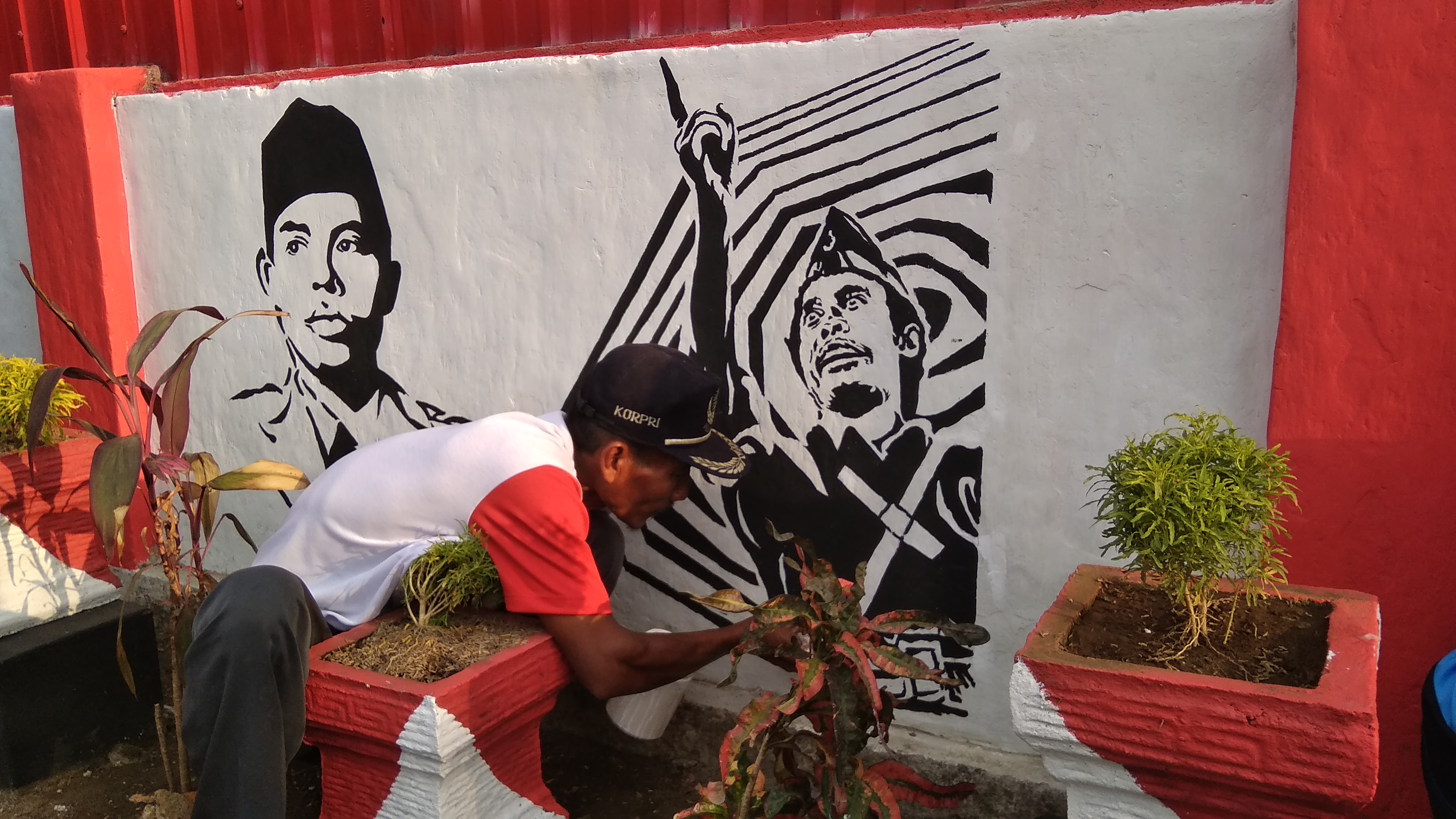 Warga melukis wajah pahlawan