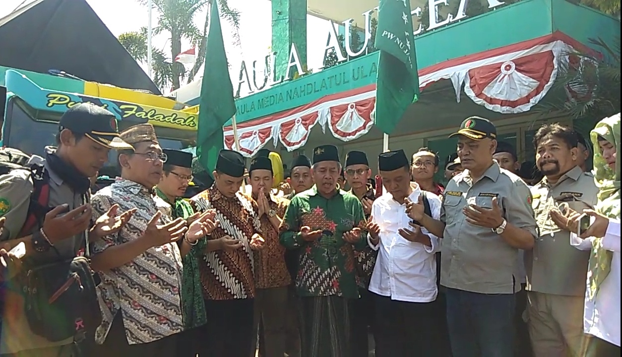 Ketua Tanfidziyah PWNU Jatim KH Marzuki Mustamar secara simbolik melepaskan truk bantuan.