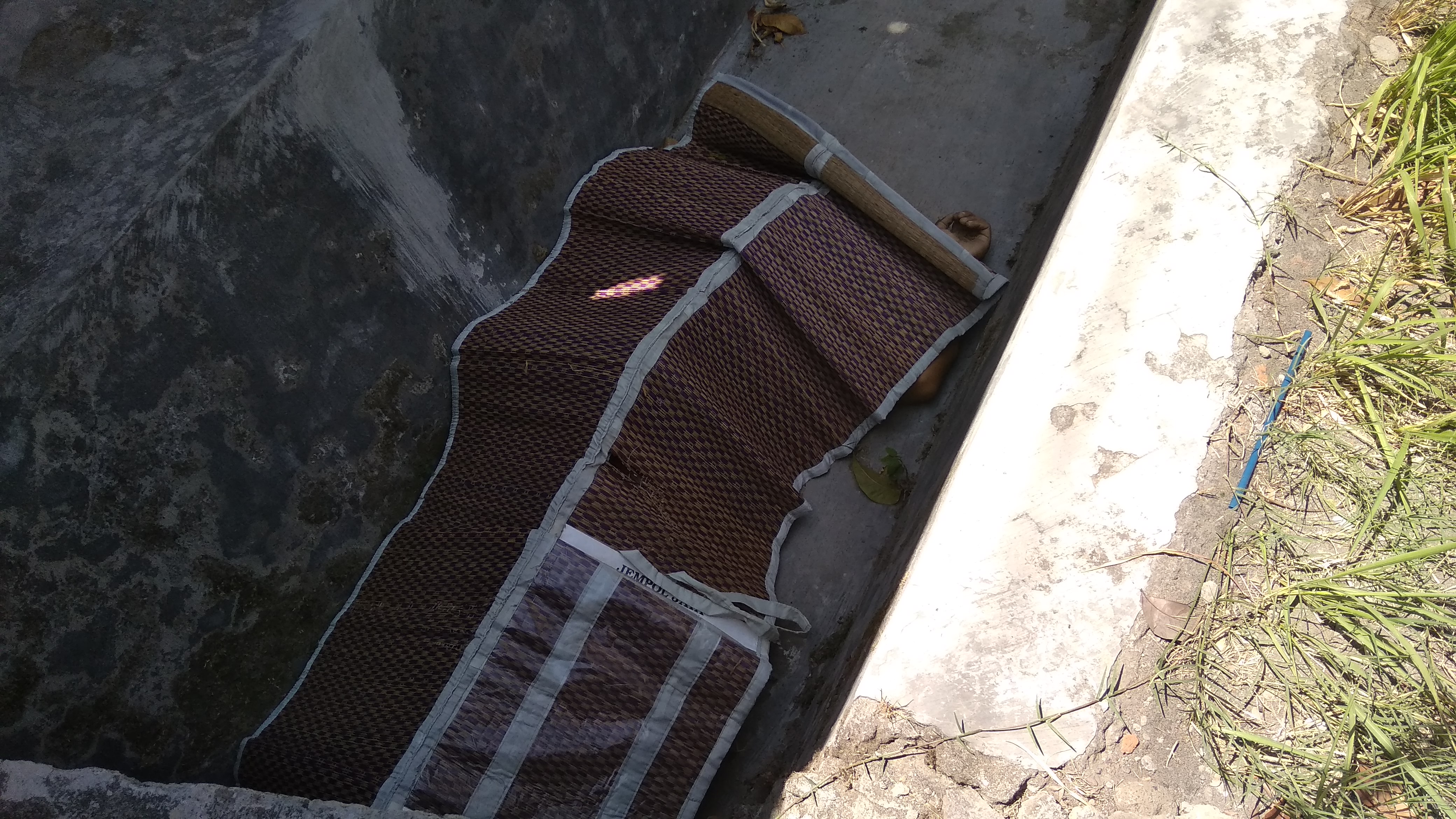 Jenazah korban saat masih di dalam selokan.