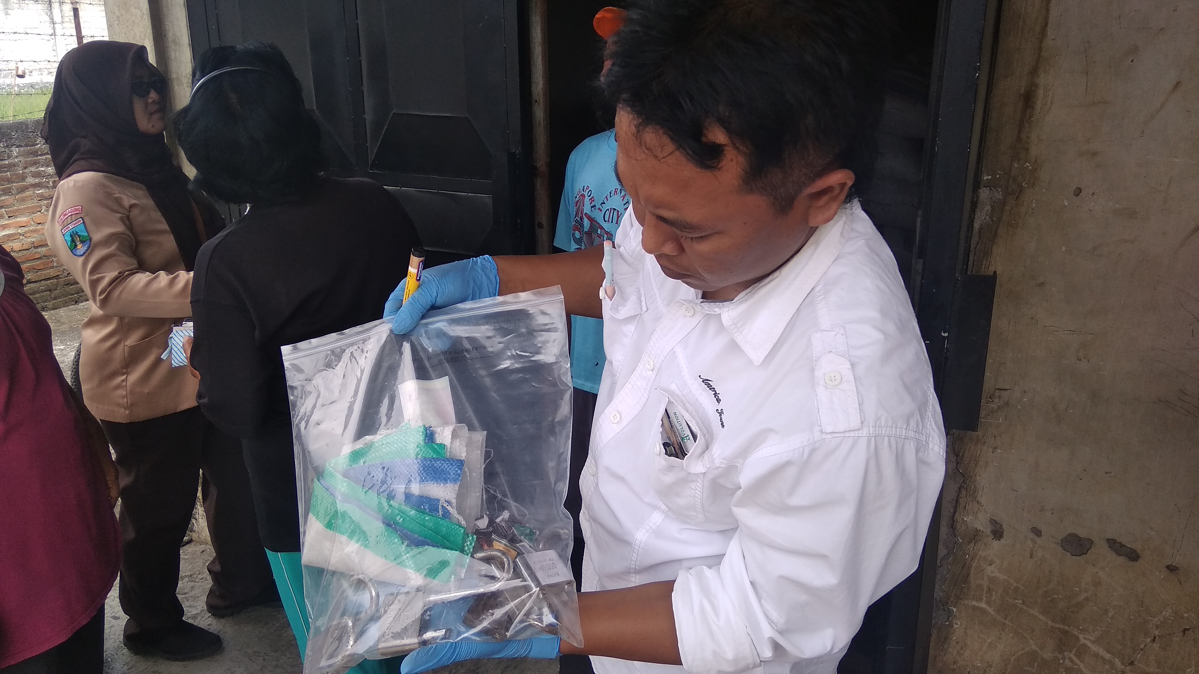 Petugas melakukan olah TKP