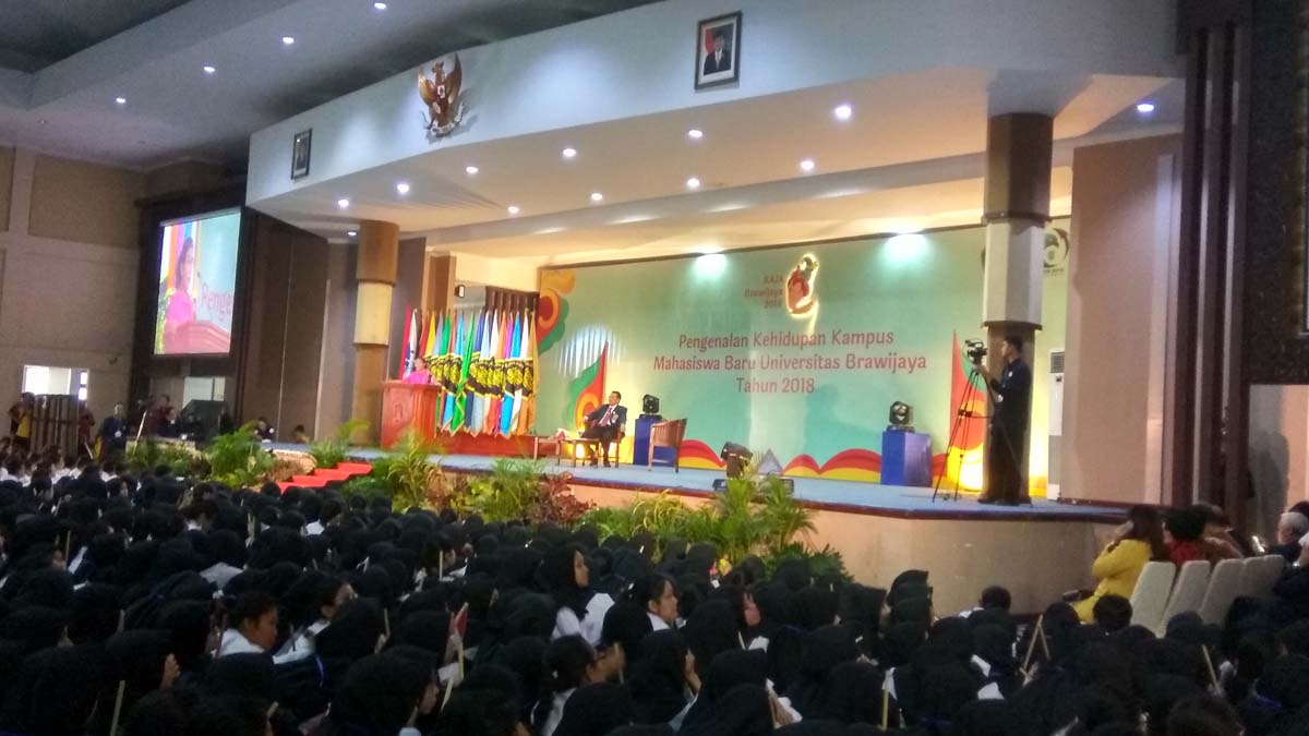 Acara mahasiswa baru dengan Menteri Pudjiastuti.