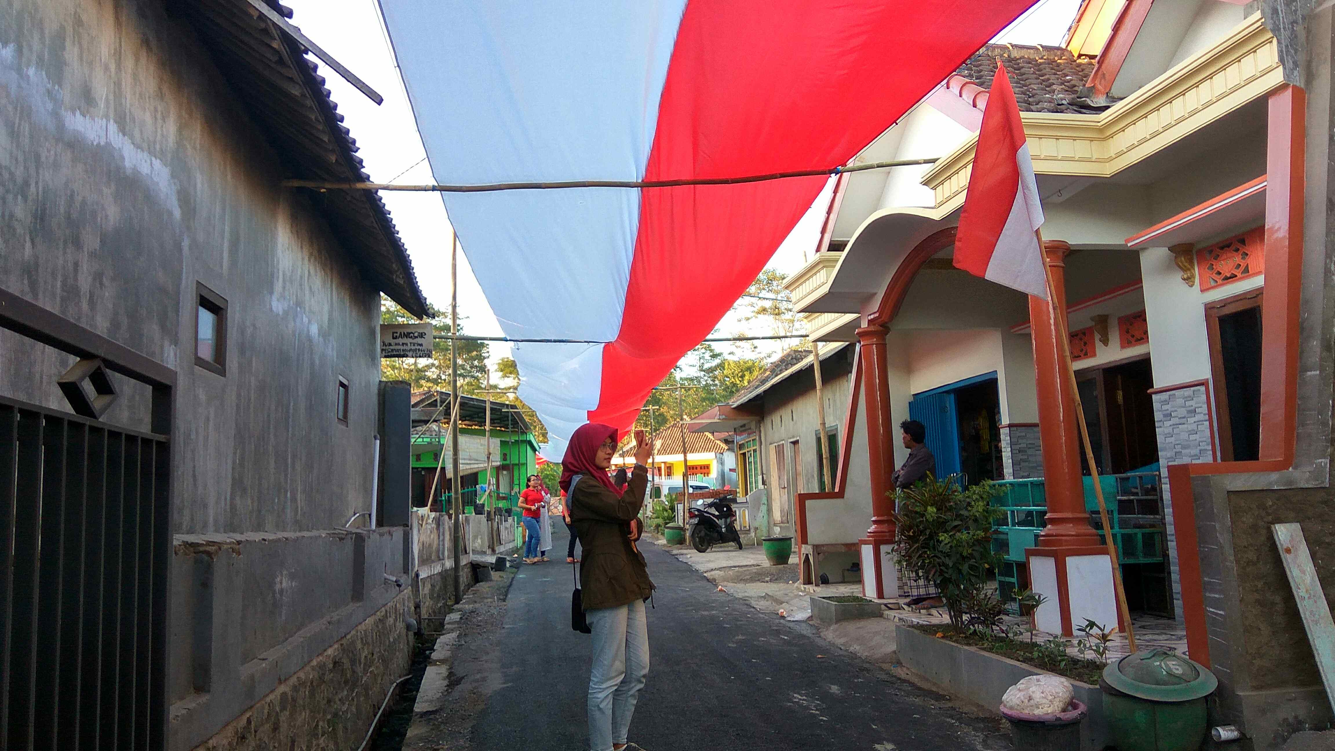 Meriahkan Agustusan, Warga Malang Pasang Bendera Raksasa di Kampung