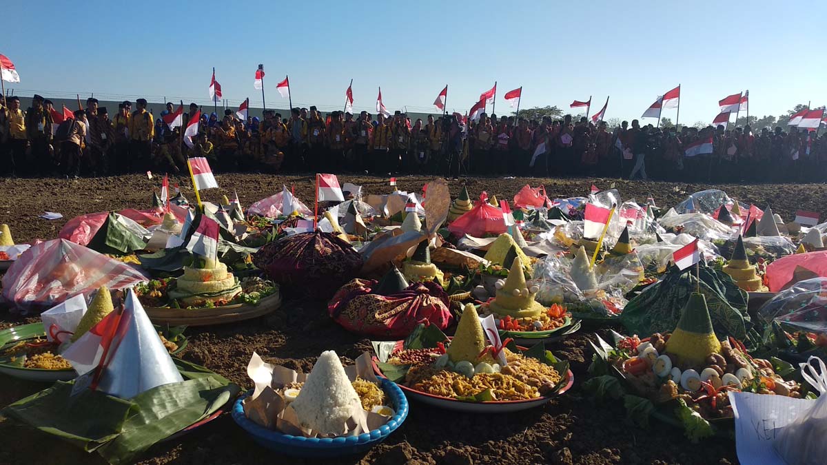 Peringati Hari Kemerdekaan, Mahasiswa IAIN Persembahkan 100 Tumpeng 