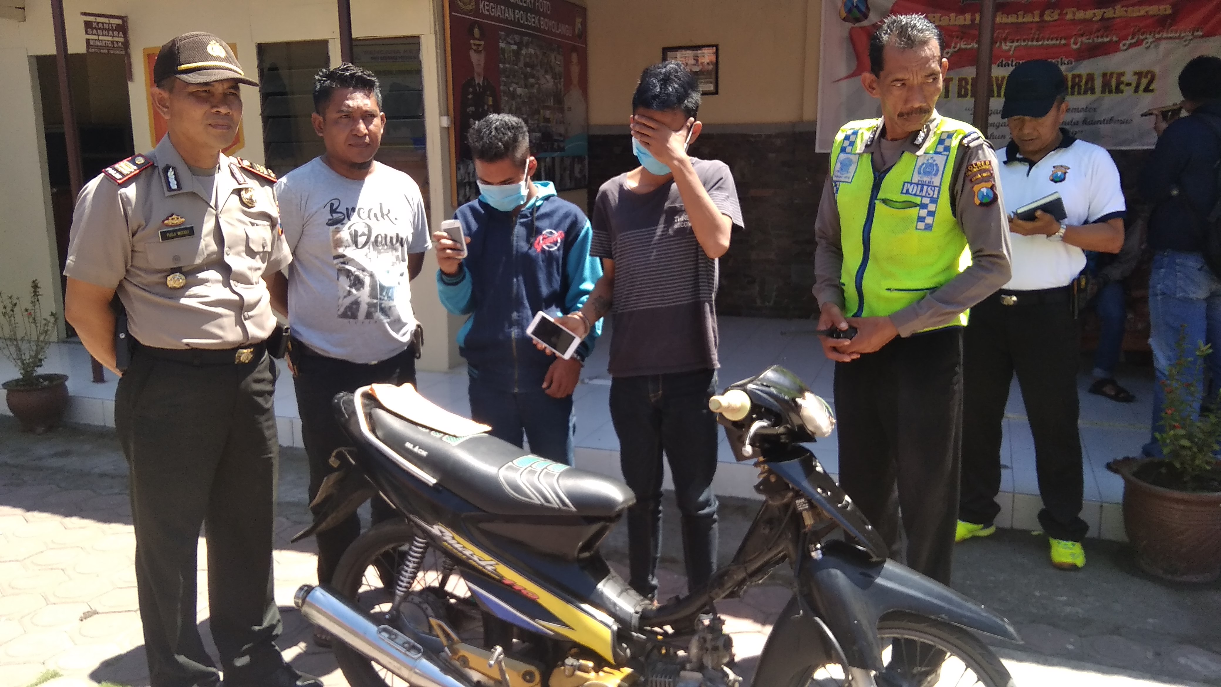 Tersangka perampasan HP

