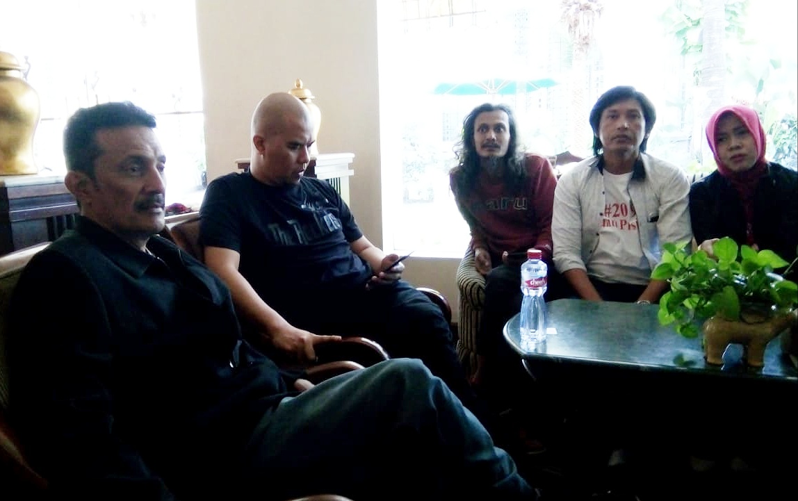 Ahmad Dhani saat bersantai di lobi hotel