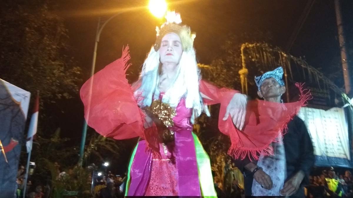 Penari Seblang, Supani didampingi pengudang

