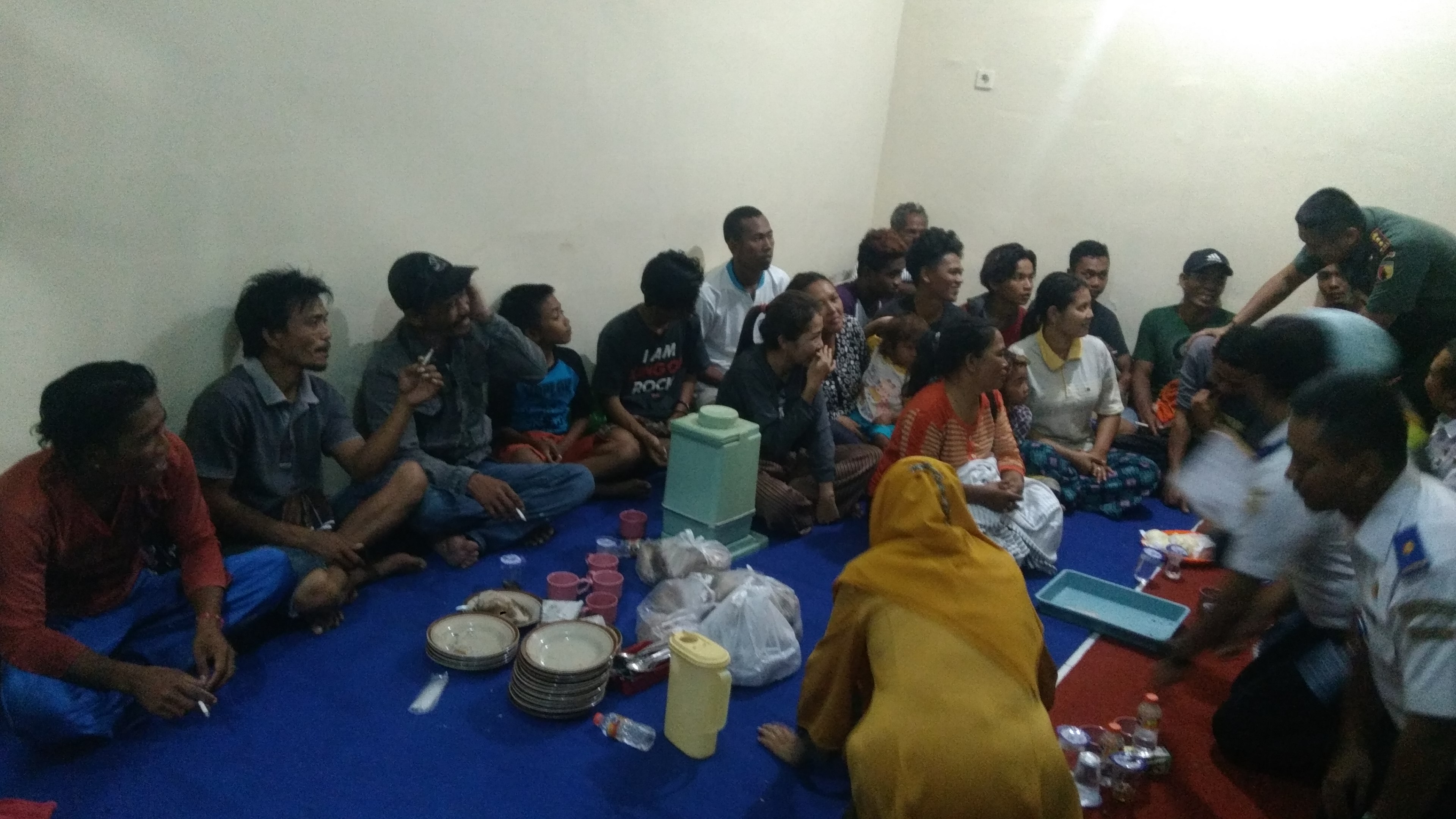 Suasana korban kapal terbakar yang kini masih dalam penampungan