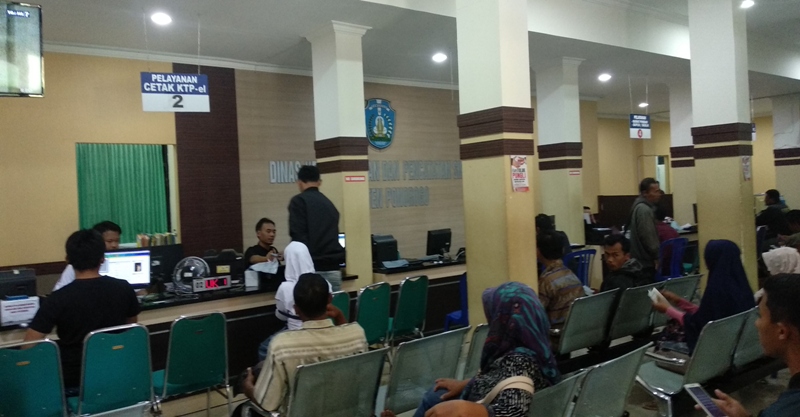 Pelayanan e-KTP di Dispendukcapil Ponorogo.