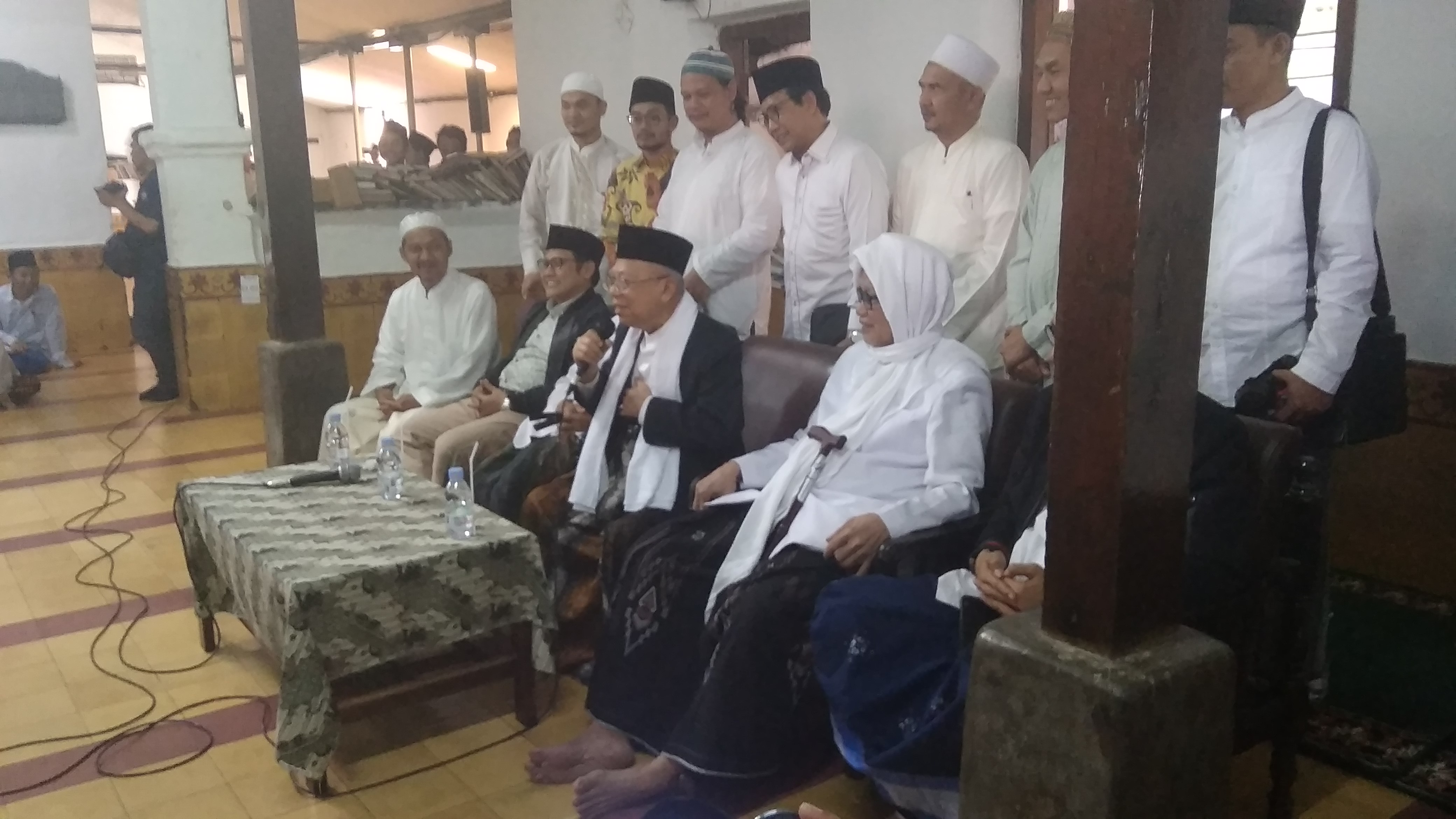 KH Makruf Amin saat berdialog dengan santri di Ponpes Lirboyo.