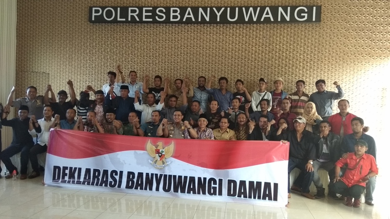 Foto bersama saat Deklarasi Banyuwangi Damai dengan sejumlah elemen masyarakat di ruang Rupatama Polres.