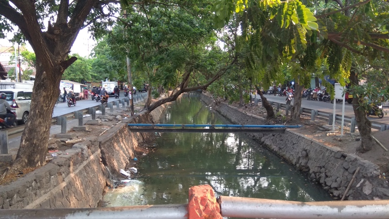 Kondisi Sungai Tambang Boyo yang memisahkan antara Jalan Gresikan dan Jalan Ploso. 