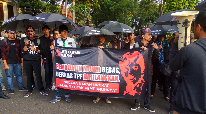 Massa Aksi Kamisan Malang saat menggelar aksi.