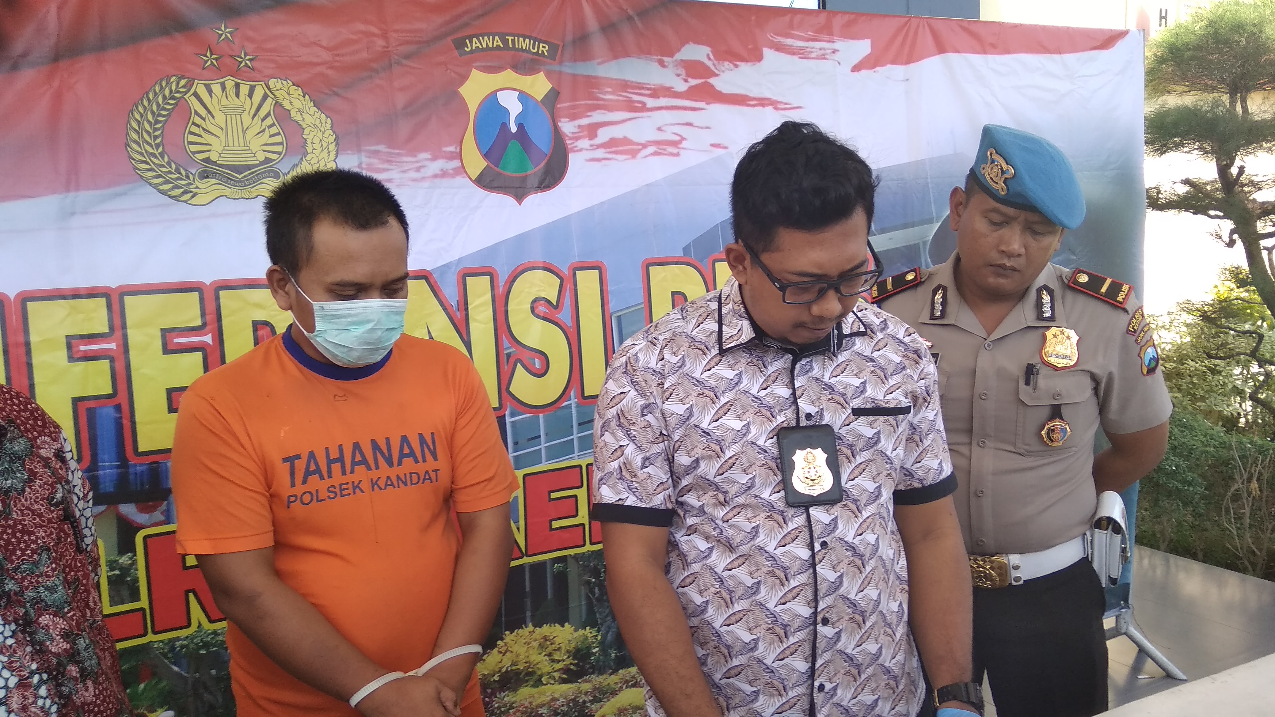 Petugas menunjukkan tersangka