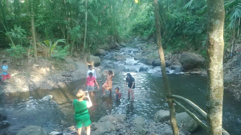 Warga saat mandi di Sungai Caruk.