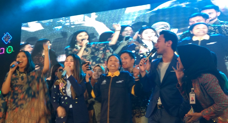 Saat Menteri BUMN Rini Soemarno berjoget bersama Via Vallen di Universitas Brawijaya, Sabtu (15/9/2018).