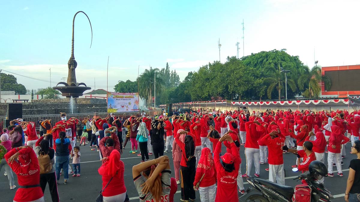 Lucunya Lansia ini saat Kesulitan Flasmob Goyang Dayung ala Jokowi