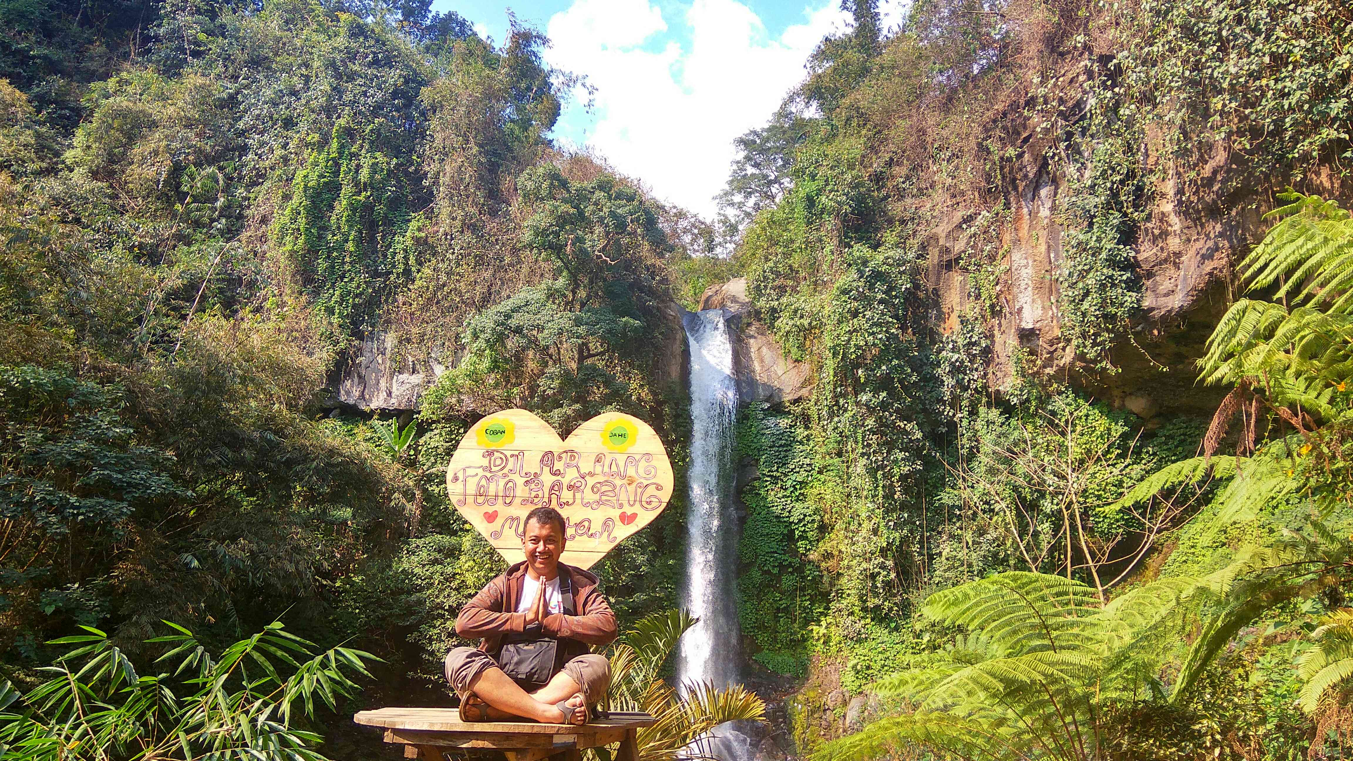 Wisatawan berfoto di Coban Jahe di Malang